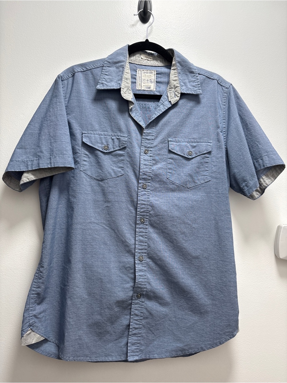 Alexander Julian | Light Blue Short Sleeve Button-Down Shirt | M | Minimalism